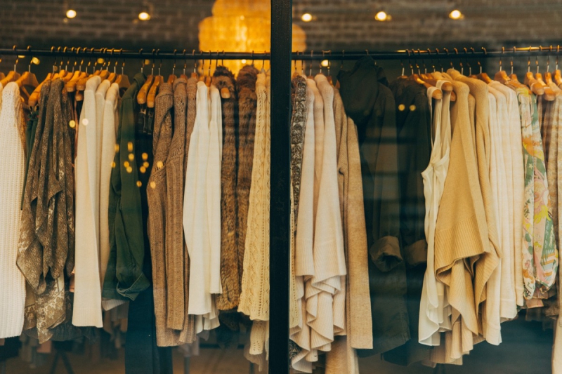 ecommerce-HYERES-min_clothe_fashion_store_shop_window_store_front-21277