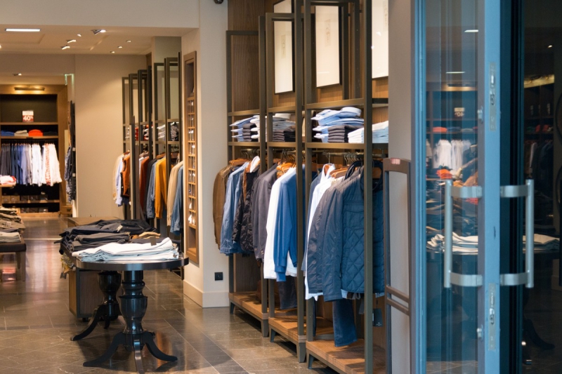 ecommerce-HYERES-min_shop_clothes_clothing_shopping_mall_shopping_kielce_crown_poland-862477